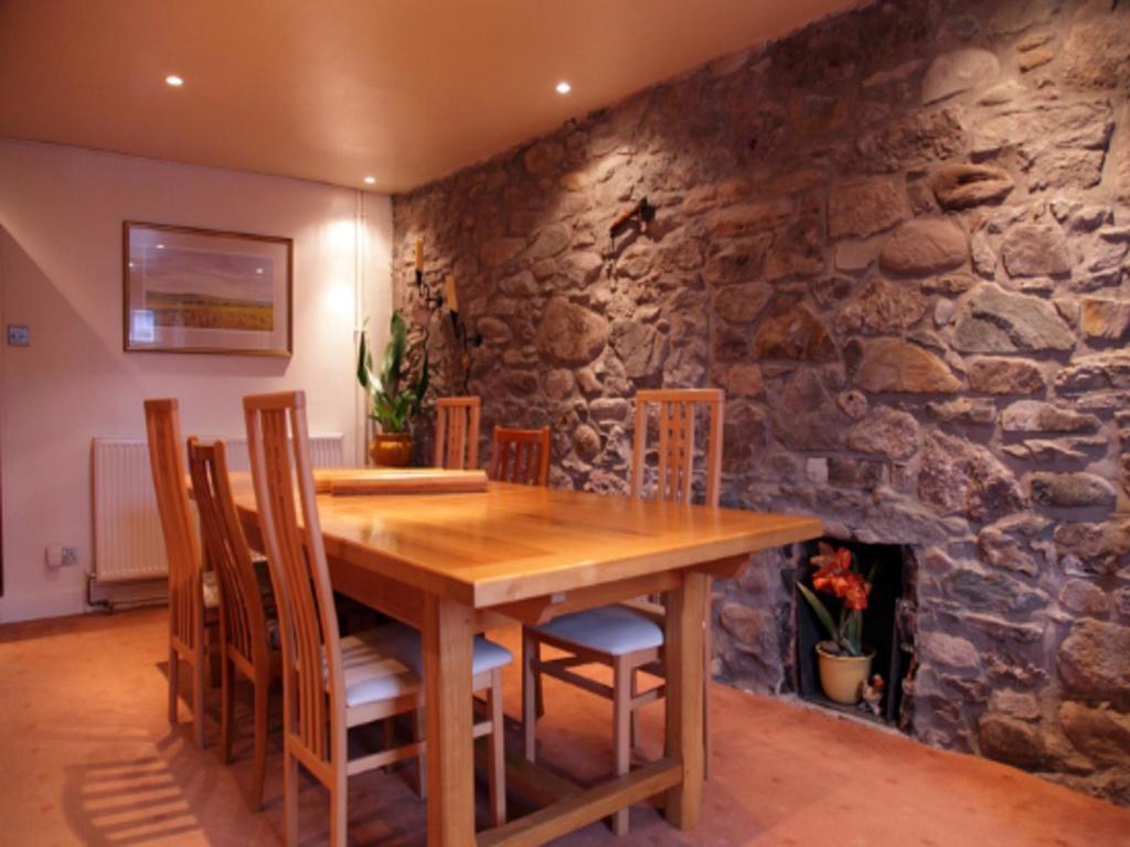 Roslin Cottage คาลเลนเดอร์ ภายนอก รูปภาพ